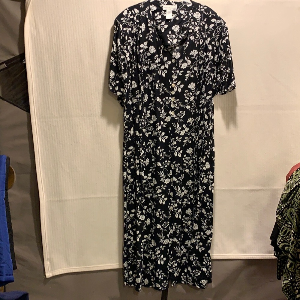 Anna Maxwell Petite Black and White print dress. 26 WP